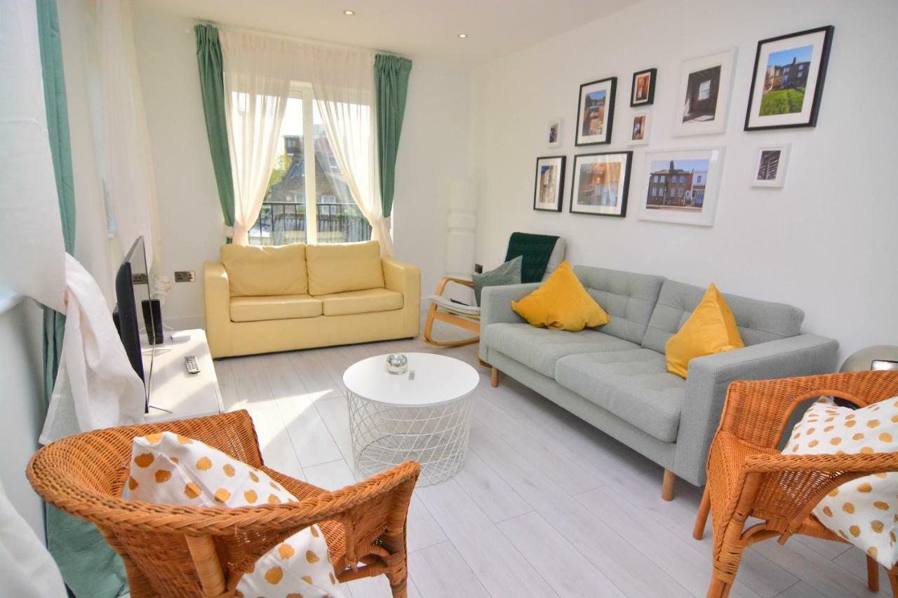 Apartment Wharf - Macarena Apartments Londra Esterno foto