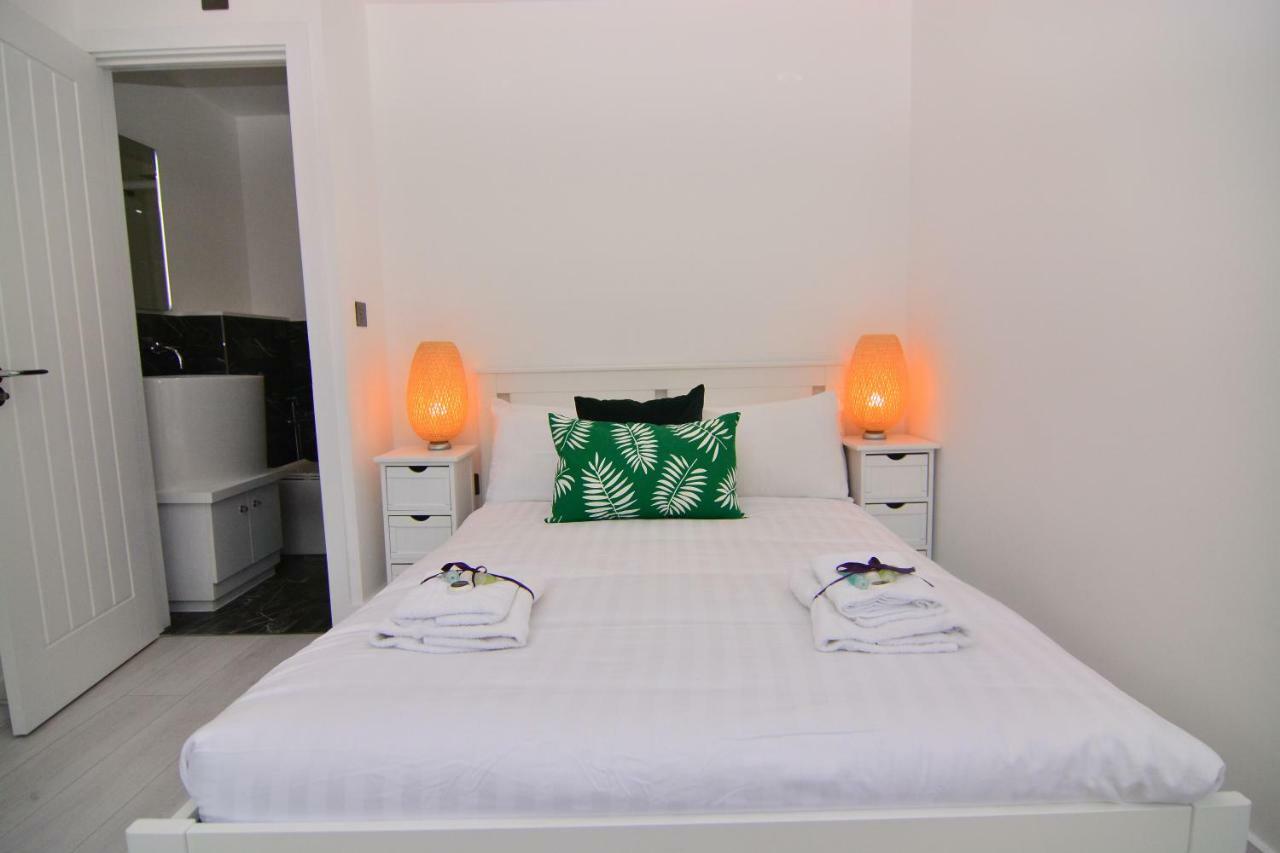 Apartment Wharf - Macarena Apartments Londra Esterno foto