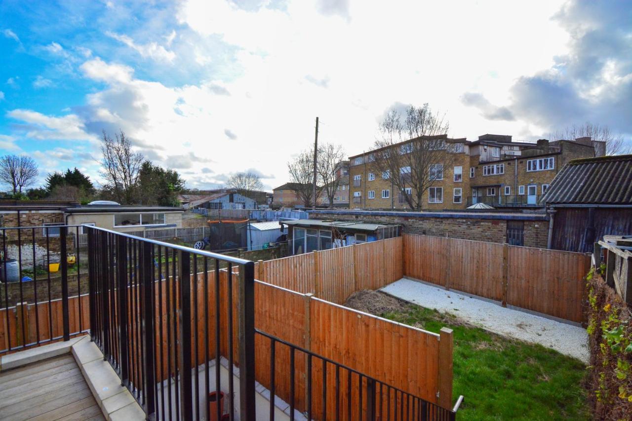 Apartment Wharf - Macarena Apartments Londra Esterno foto