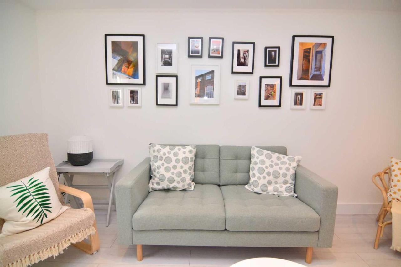 Apartment Wharf - Macarena Apartments Londra Esterno foto