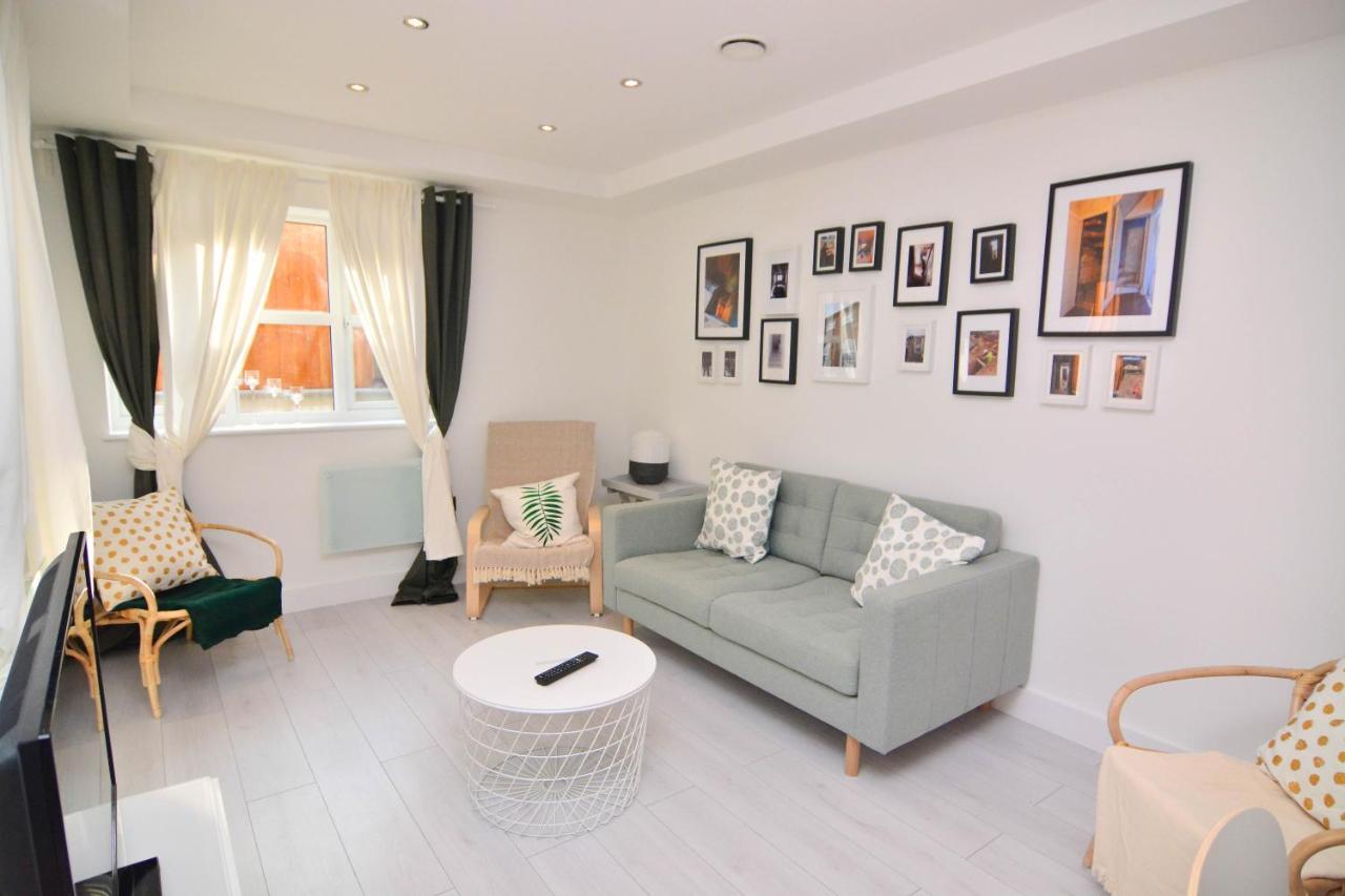 Apartment Wharf - Macarena Apartments Londra Esterno foto