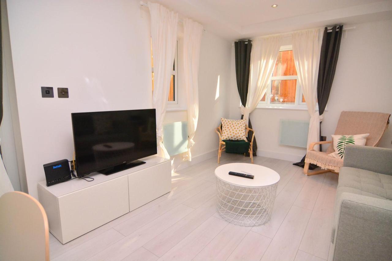 Apartment Wharf - Macarena Apartments Londra Esterno foto