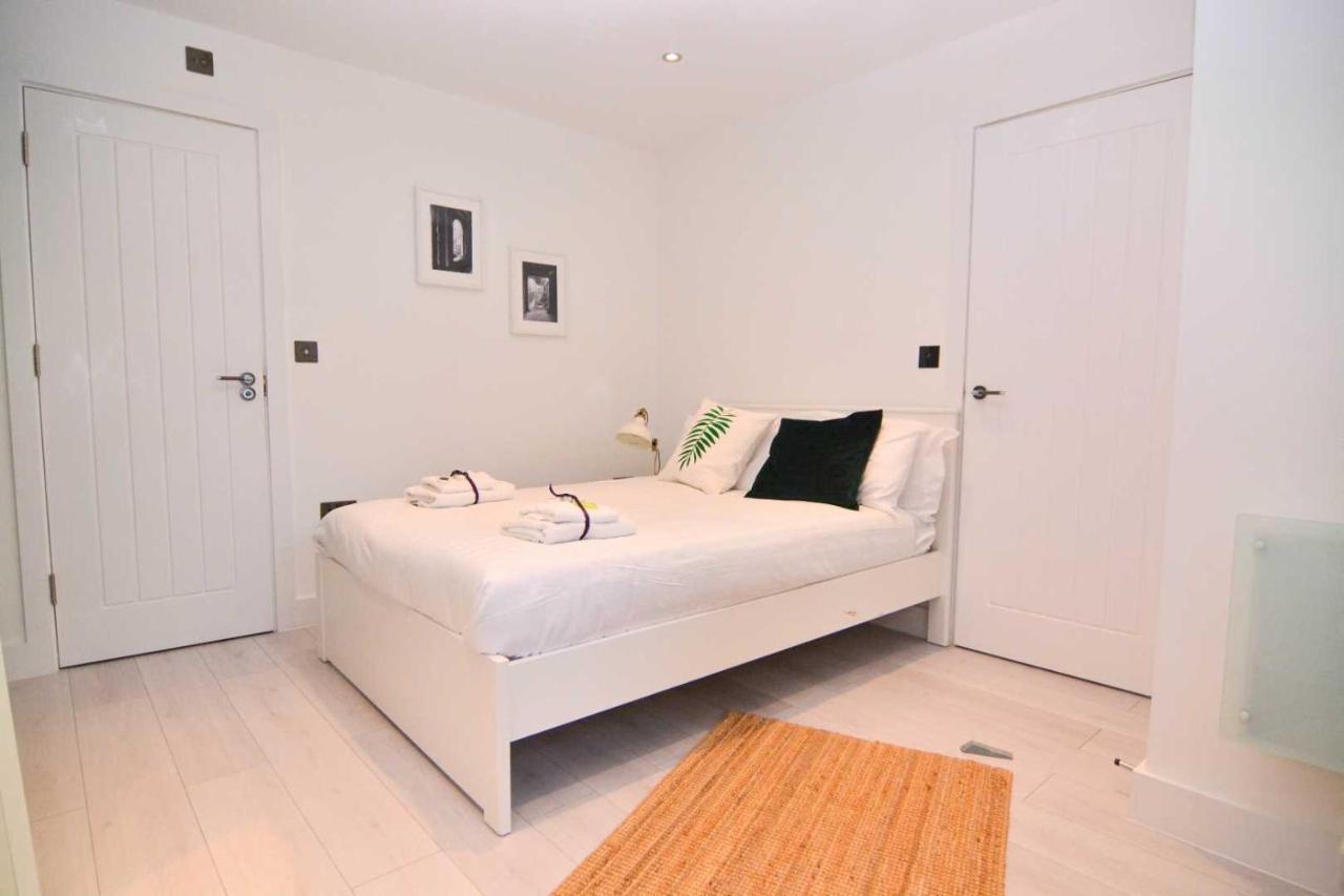 Apartment Wharf - Macarena Apartments Londra Esterno foto