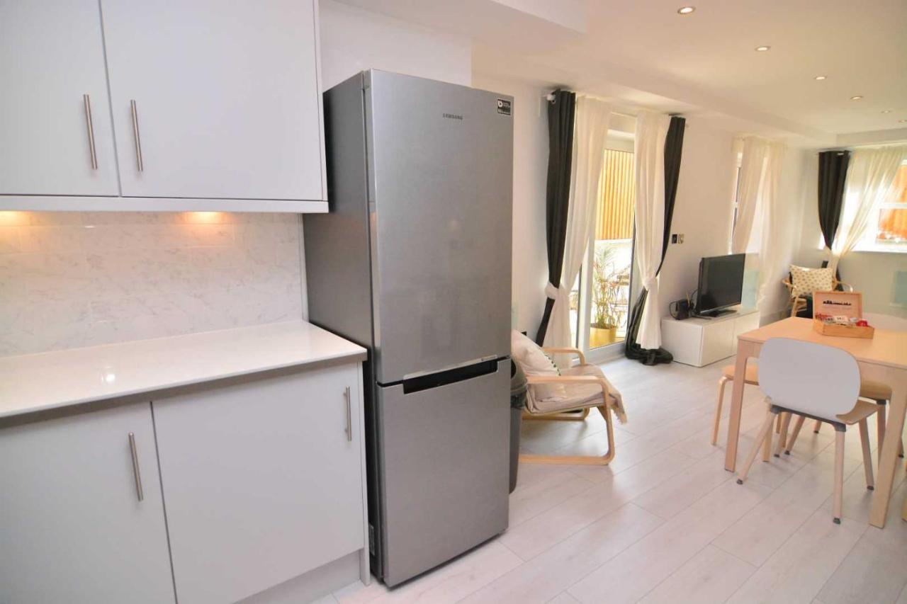 Apartment Wharf - Macarena Apartments Londra Esterno foto